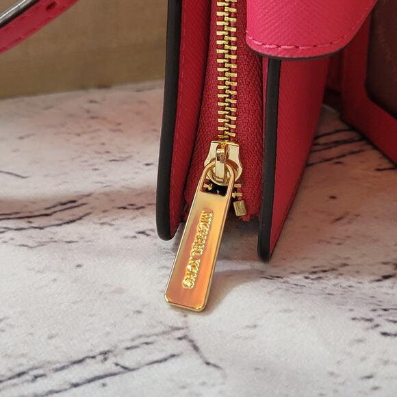 Michael Kors - Jet Set Crossbody with Wallet- Pink in color- Great condition - Picture 3 of 10